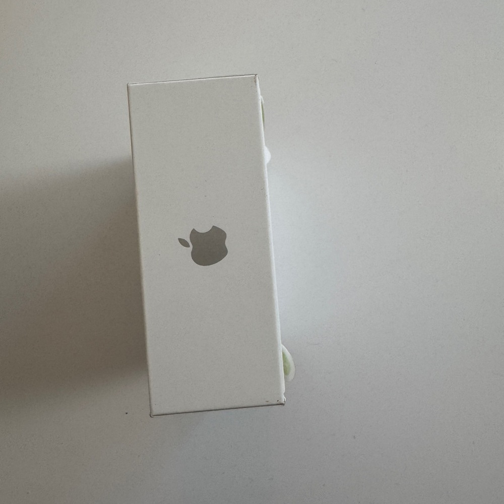 🎉 BRAND NEW (STILL IN SEALED BOX) Apple AirPods 4 w/ active noise cancellation - Picture 3 of 15